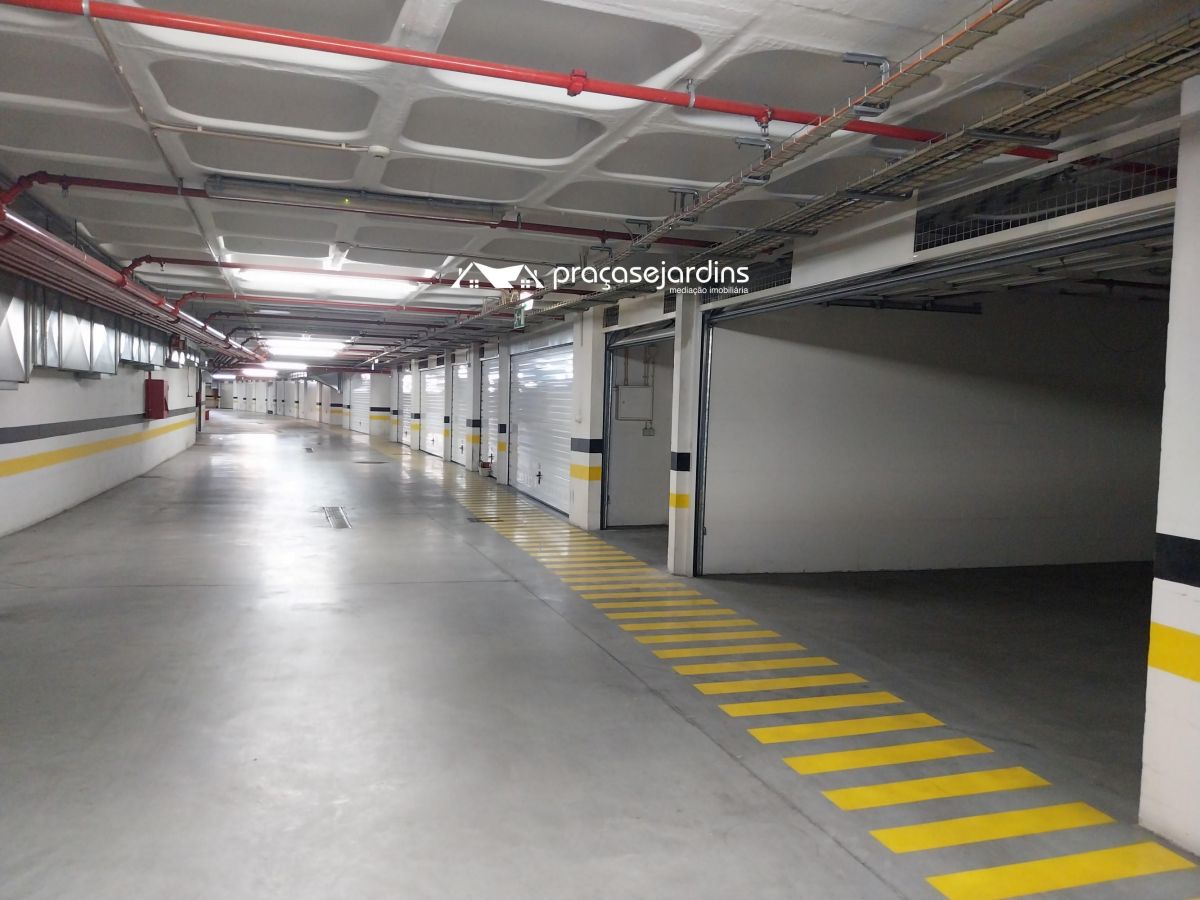 Garagem edifício beira rio