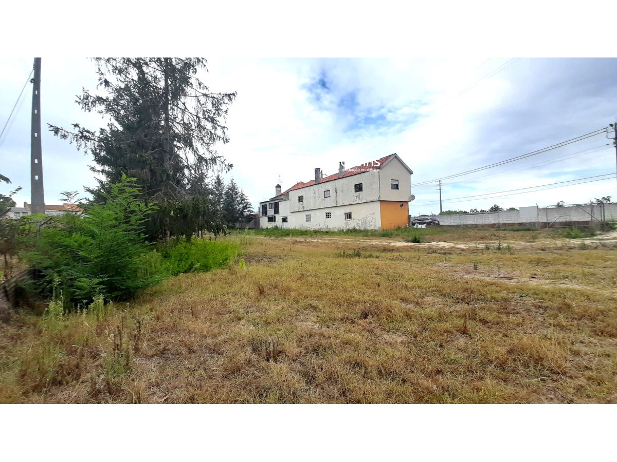 "Terreno Encantador em Zona Tranquila à Espera de Sua Construção de Sonho!"