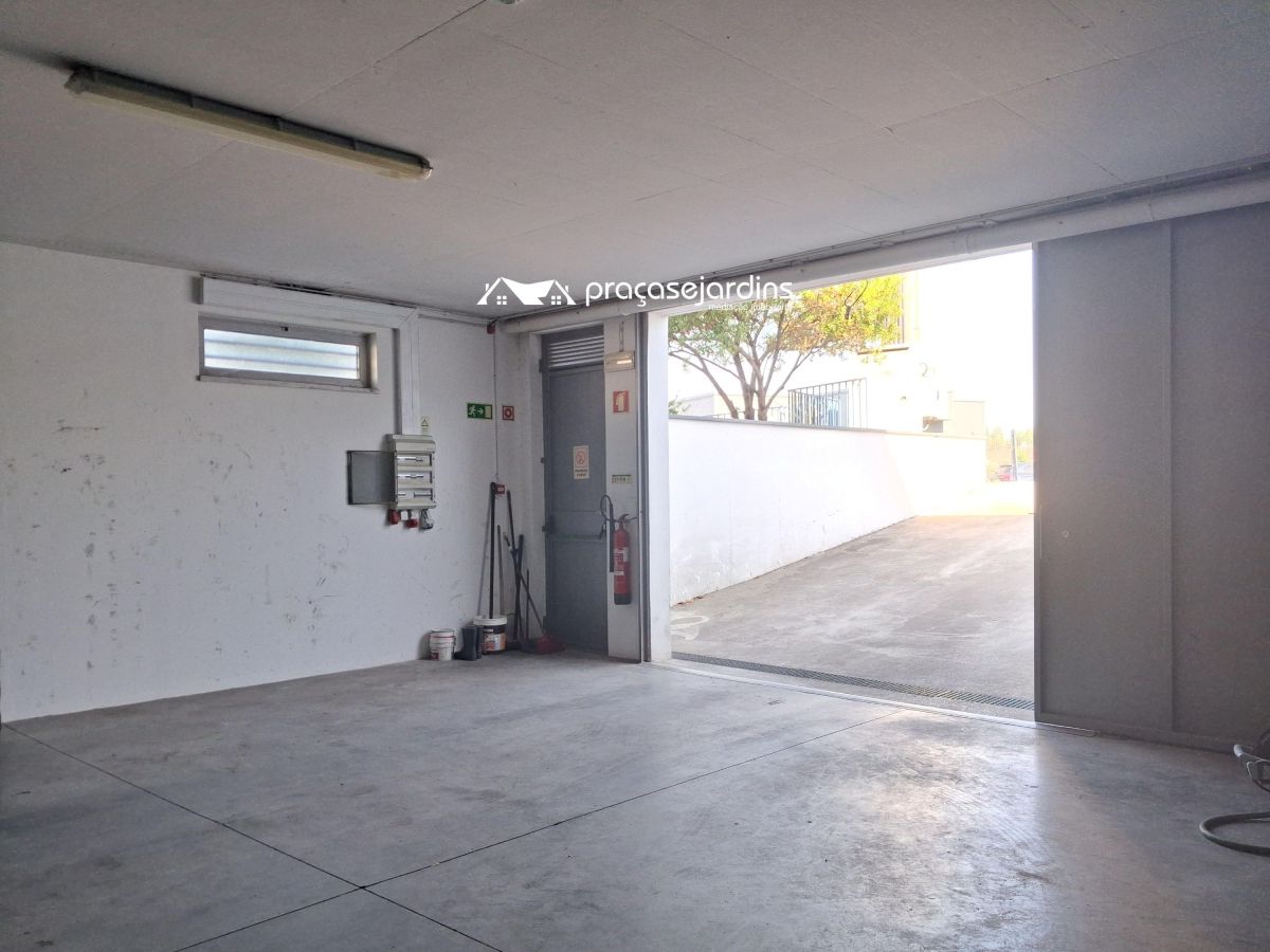 Armazém com 380m2