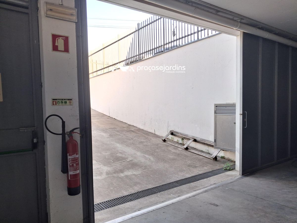 Armazém com 380m2
