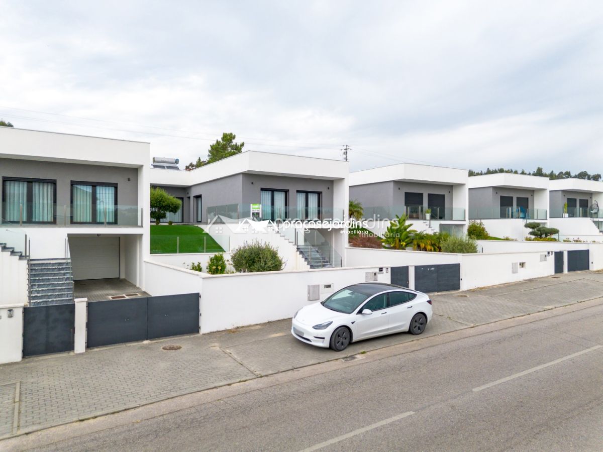 T4 Elegante Moradia Contemporânea em Leiria