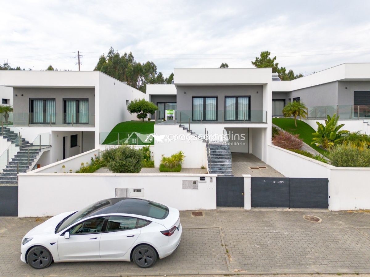 T4 Elegante Moradia Contemporânea em Leiria
