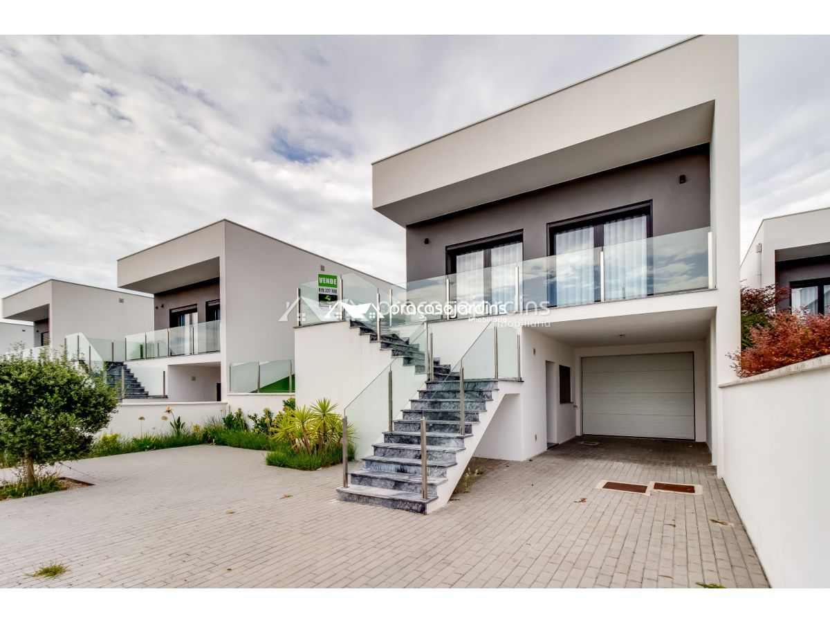 T4 Elegante Moradia Contemporânea em Leiria