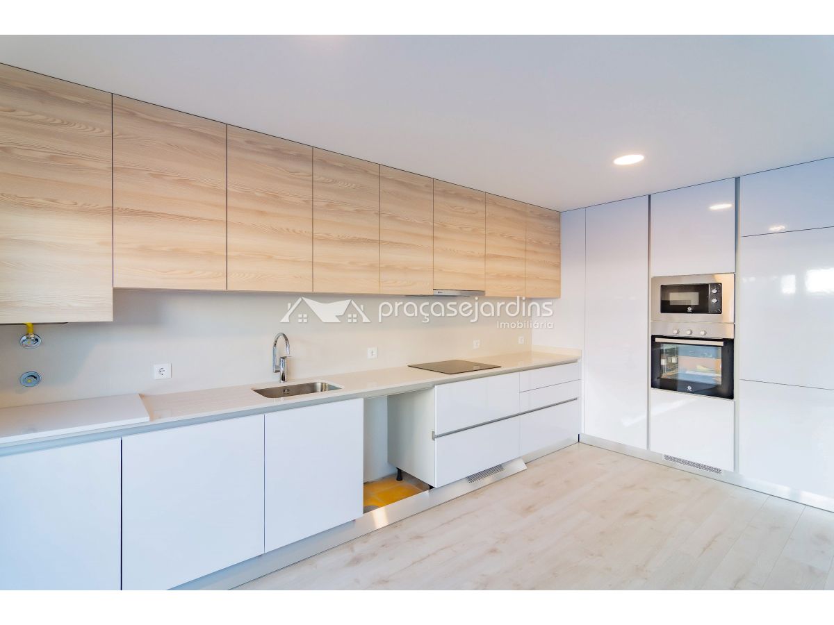 Apartamento com Áreas Generosas e Vista sobre a Cidade