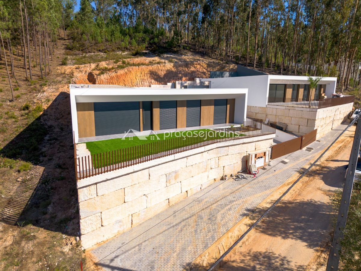 Moradia Nova de Luxo em Leiria com 4 quartos e Garagem
