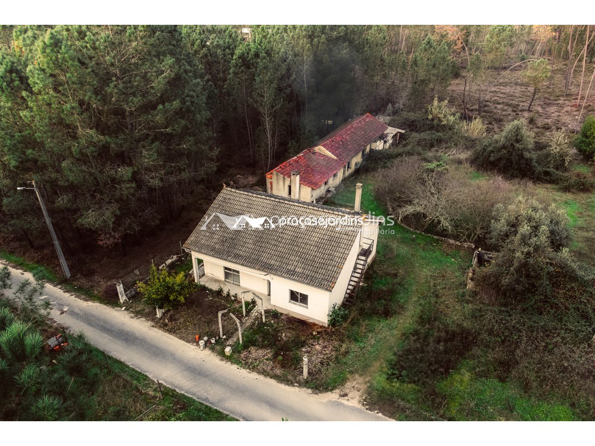 Moradia isolada térrea com anexos e terreno
