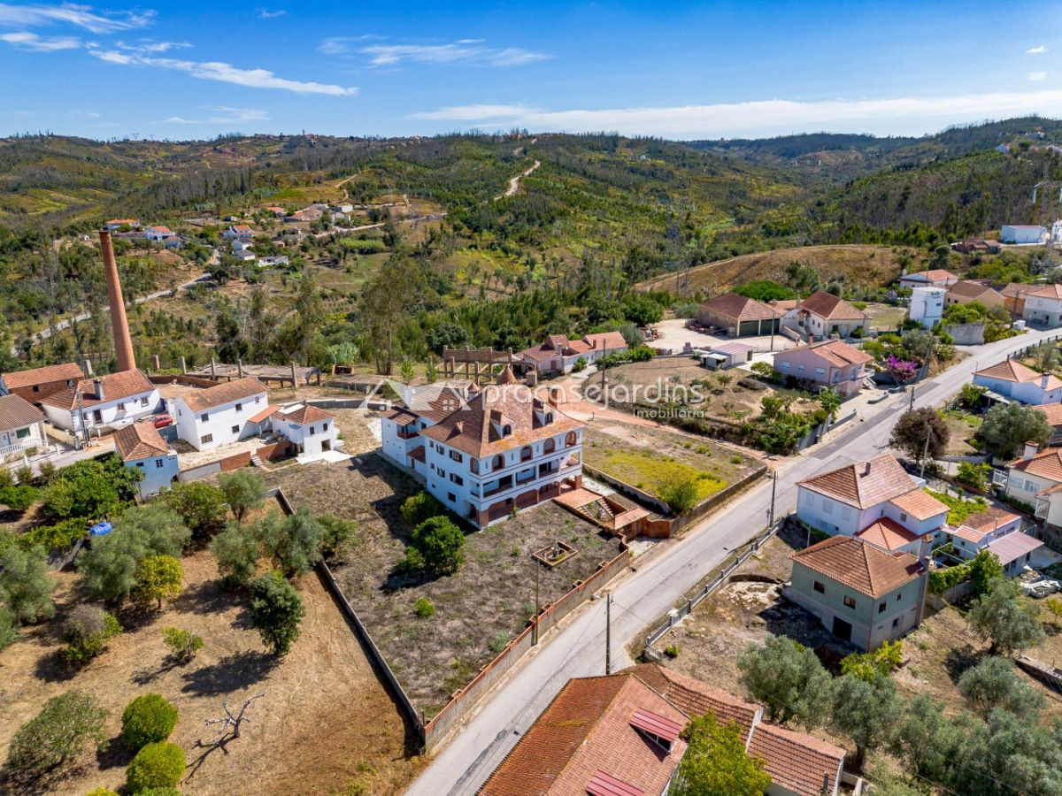 Moradia senhorial + 3 habitações – luxo e privacidade em Colmeias, Leiria