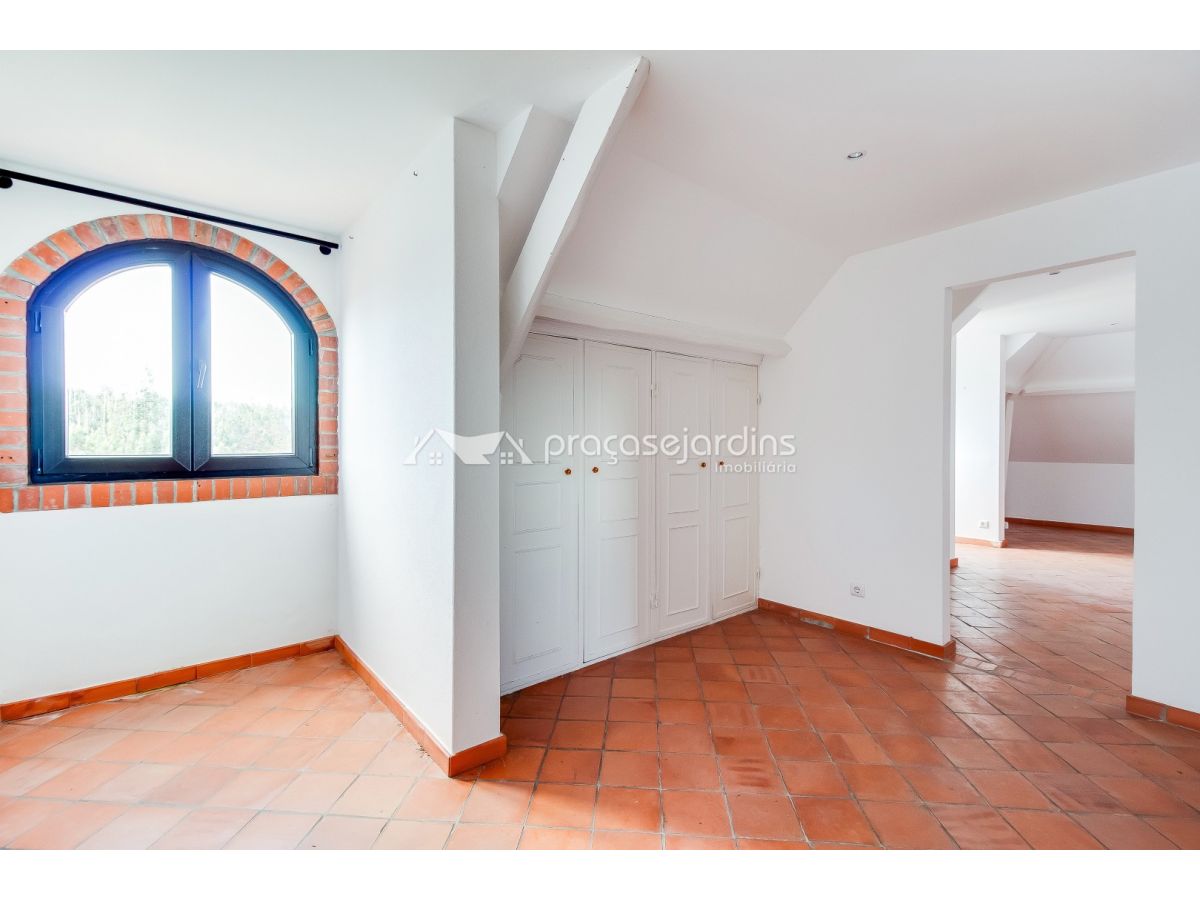 Moradia senhorial + 3 habitações – luxo e privacidade em Colmeias, Leiria