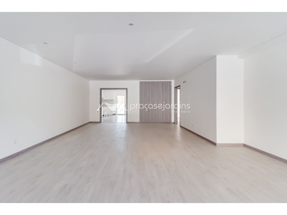 Moradia T3 com jardim, varanda e garagem