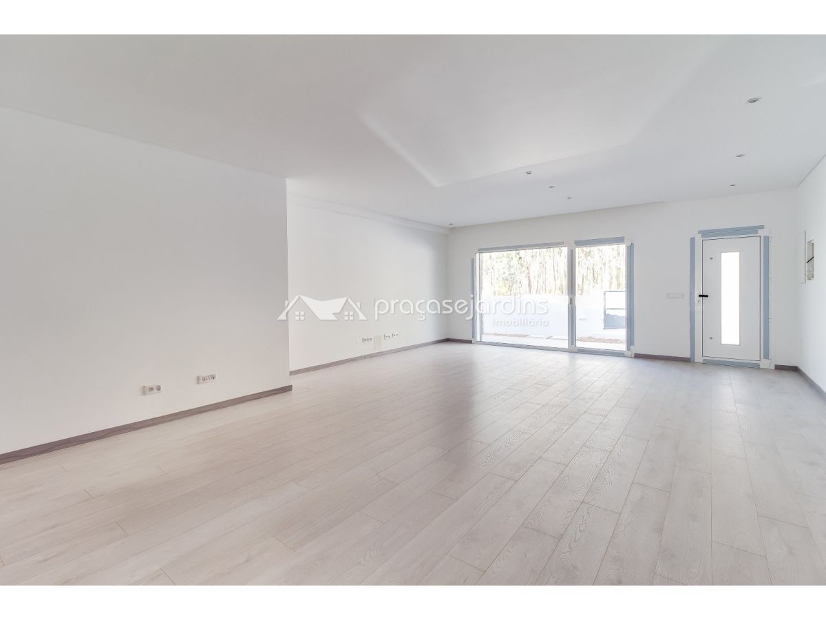 Moradia T3 com jardim, varanda e garagem