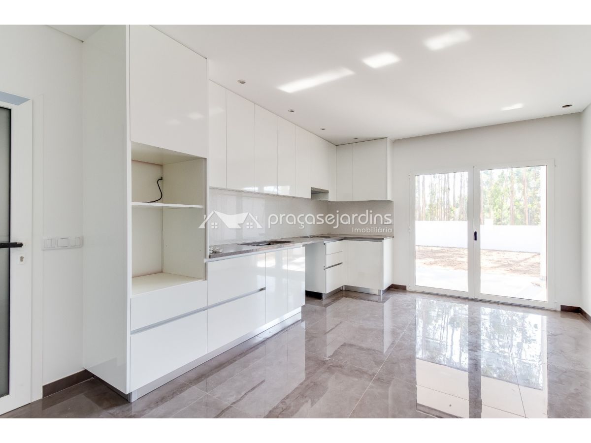 Moradia T3 com jardim, varanda e garagem