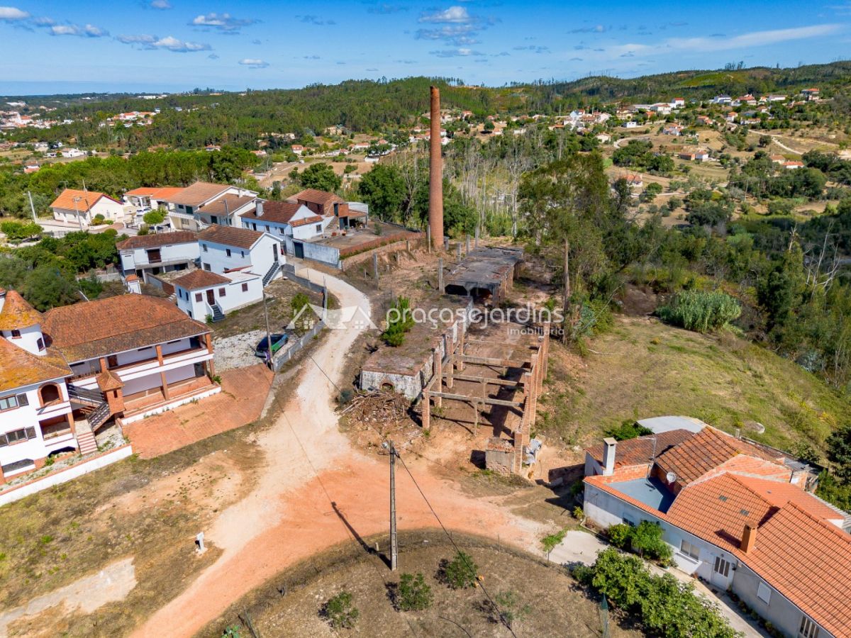 Ruína Antiga Fábrica de Cerâmica com Potencial de Renovação