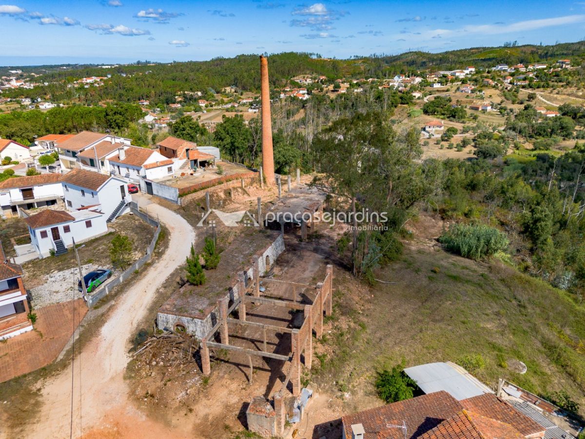 Ruína Antiga Fábrica de Cerâmica com Potencial de Renovação