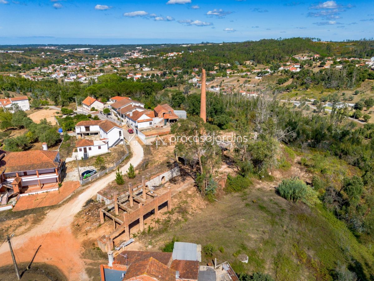 Ruína Antiga Fábrica de Cerâmica com Potencial de Renovação