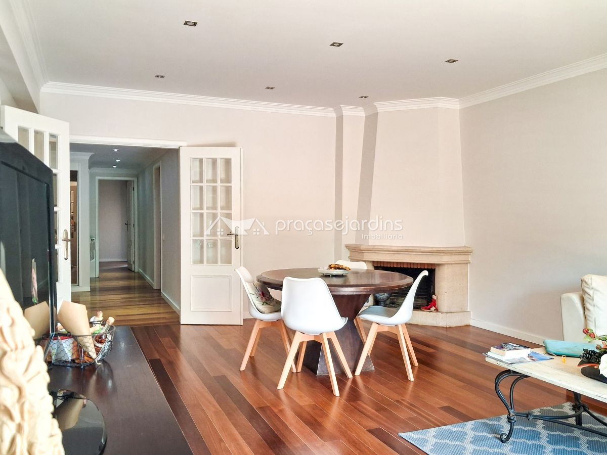 Apartamento com vista panorâmica sobre o rio, no coração da cidade