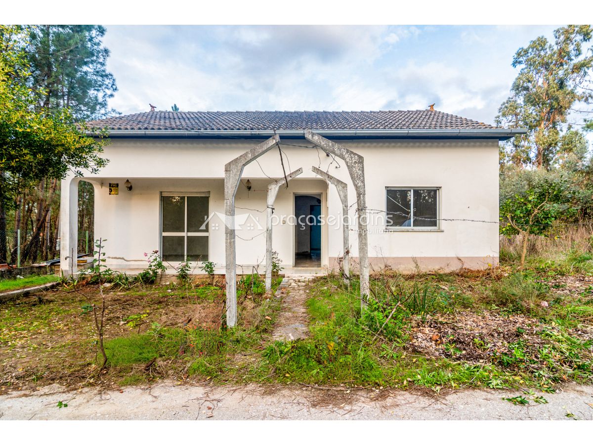 Moradia isolada térrea com anexos e terreno