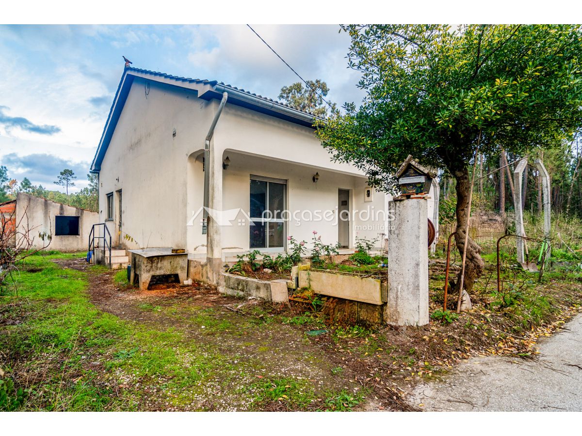 Moradia isolada térrea com anexos e terreno