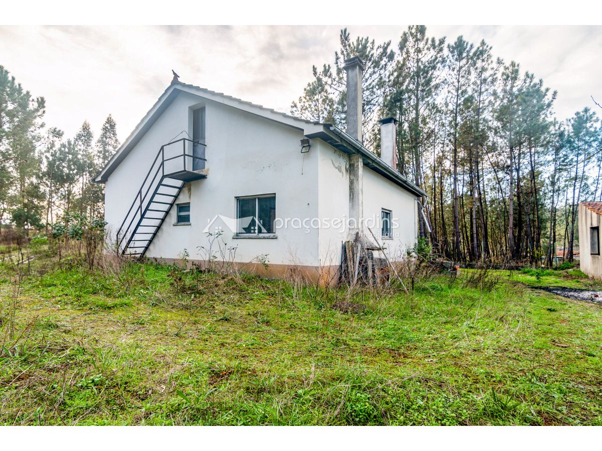 Moradia isolada térrea com anexos e terreno