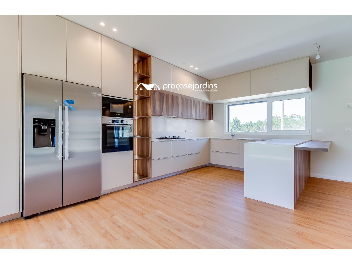 Moradia T4 moderna com jardim e garagem para 2 carros