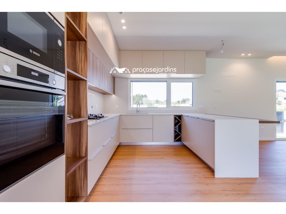 Moradia T4 moderna com jardim e garagem para 2 carros