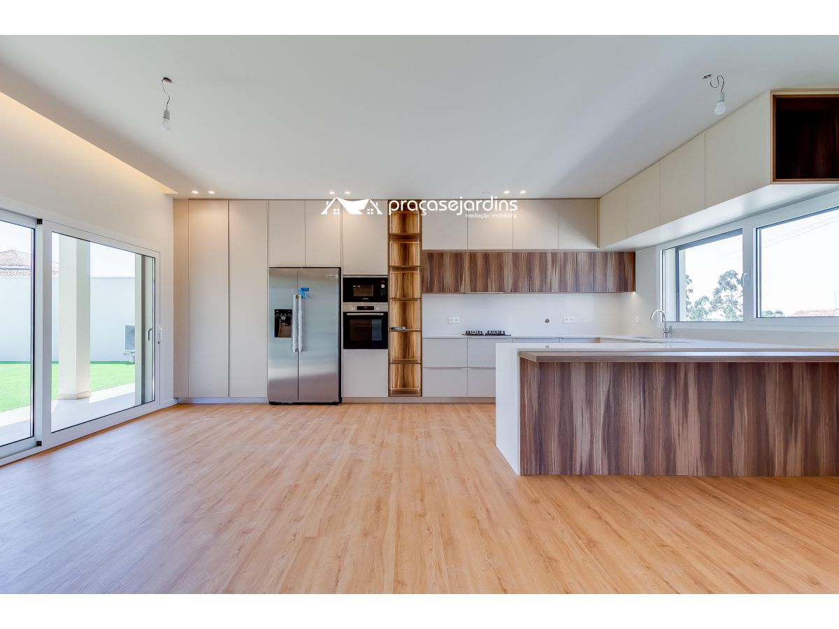 Moradia T4 moderna com jardim e garagem para 2 carros