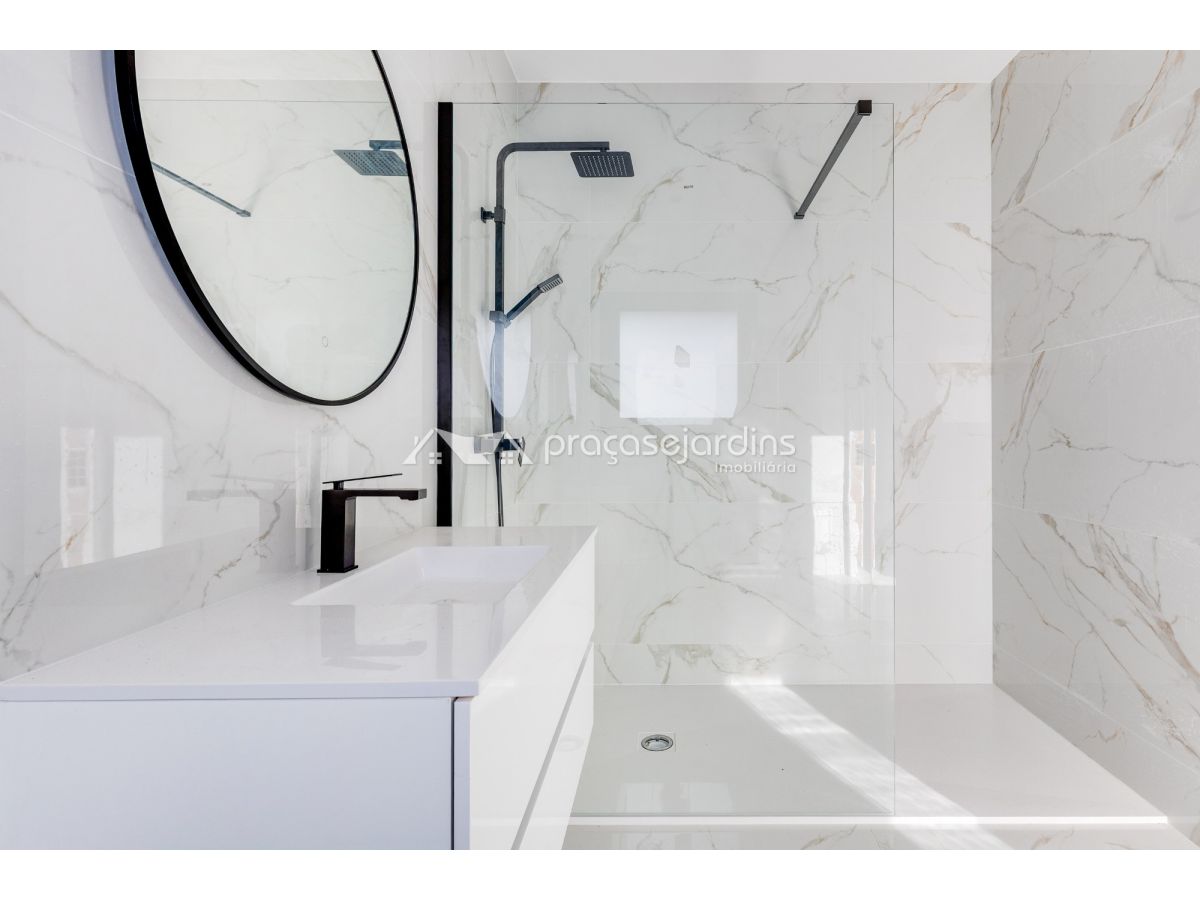 Moradia térrea T4 contemporânea