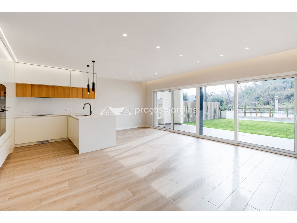 Moradia T3 de Arquitetura Moderna com Jardim e Garagem