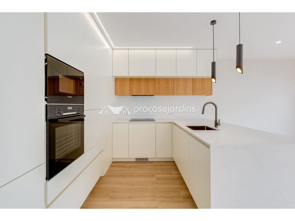 Moradia T3 de Arquitetura Moderna com Jardim e Garagem