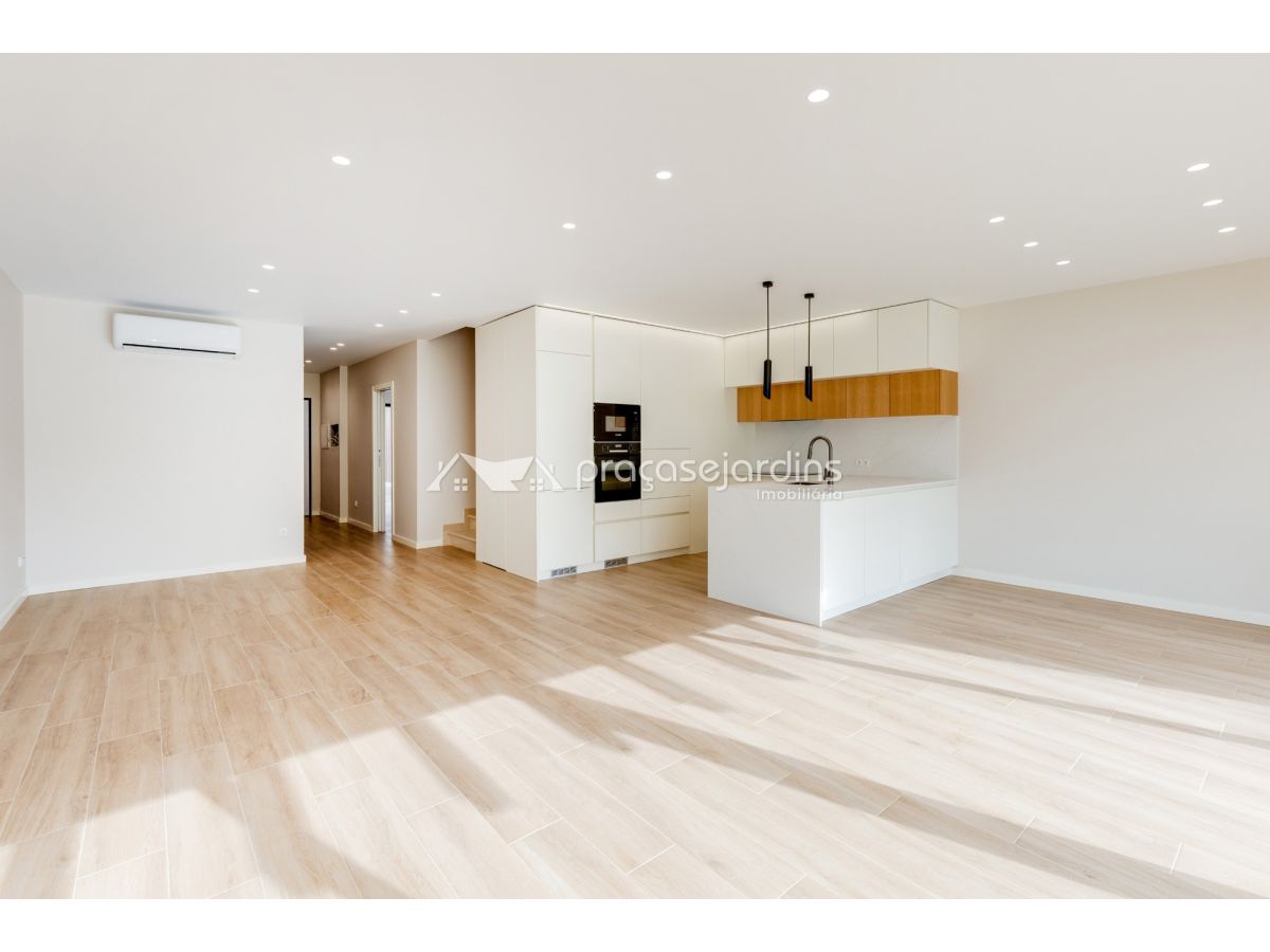 Moradia T3 de Arquitetura Moderna com Jardim e Garagem