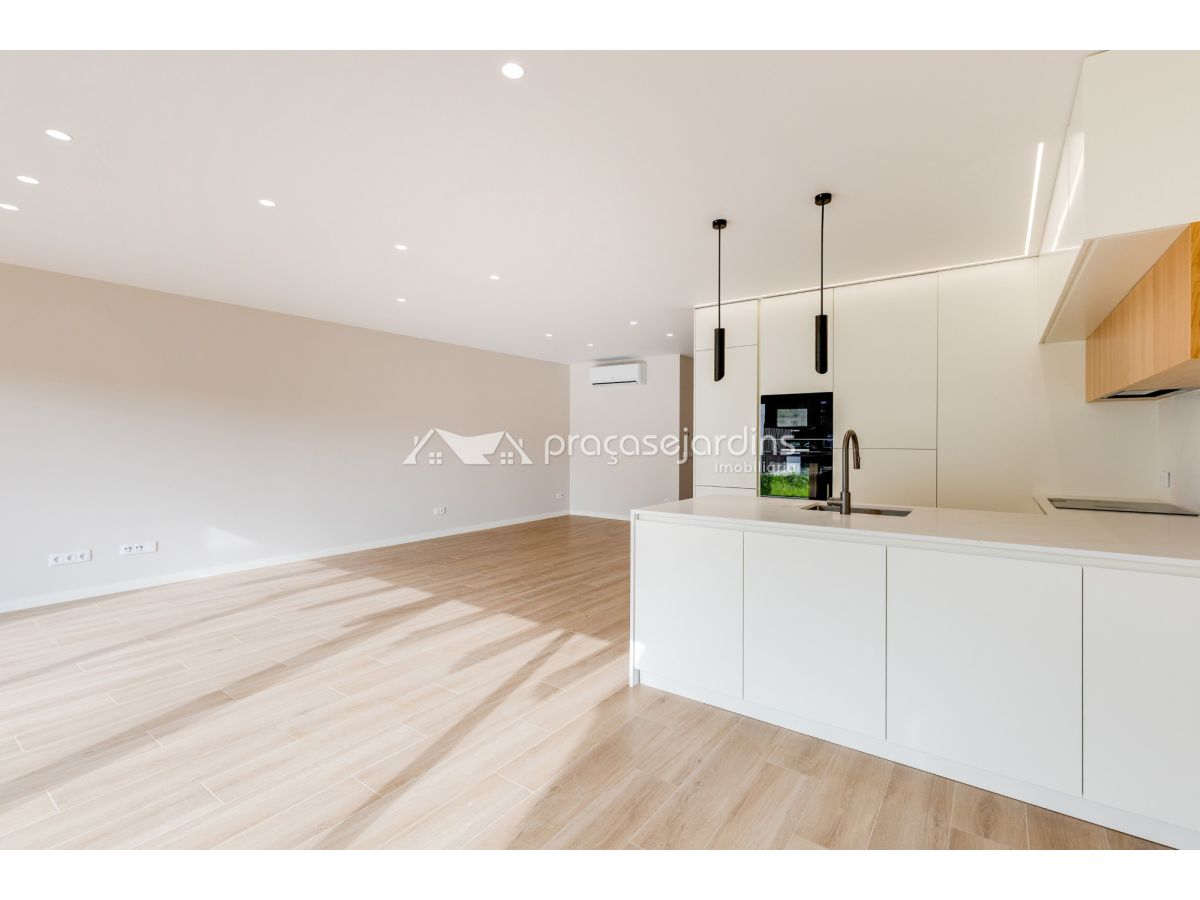 Moradia T3 de Arquitetura Moderna com Jardim e Garagem