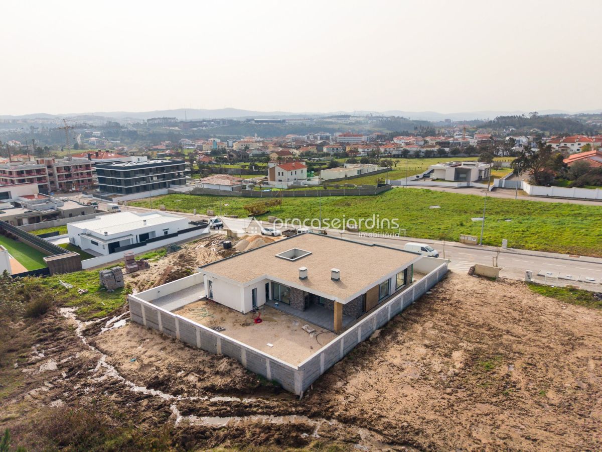 T4 Moradia Isolada e Luxuosa em Leiria