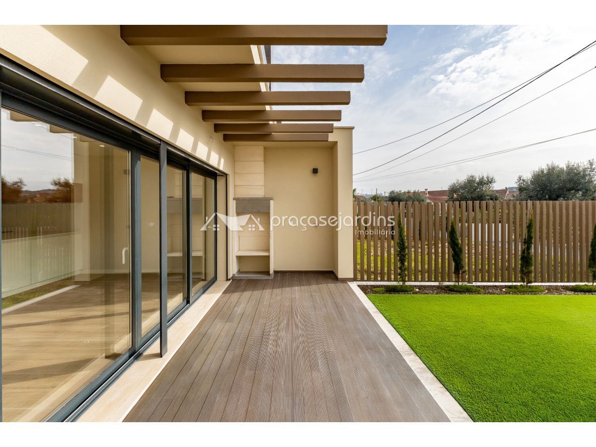 Moradia T3 Moderna entre Leiria e Fátima com Jardim e Garagem