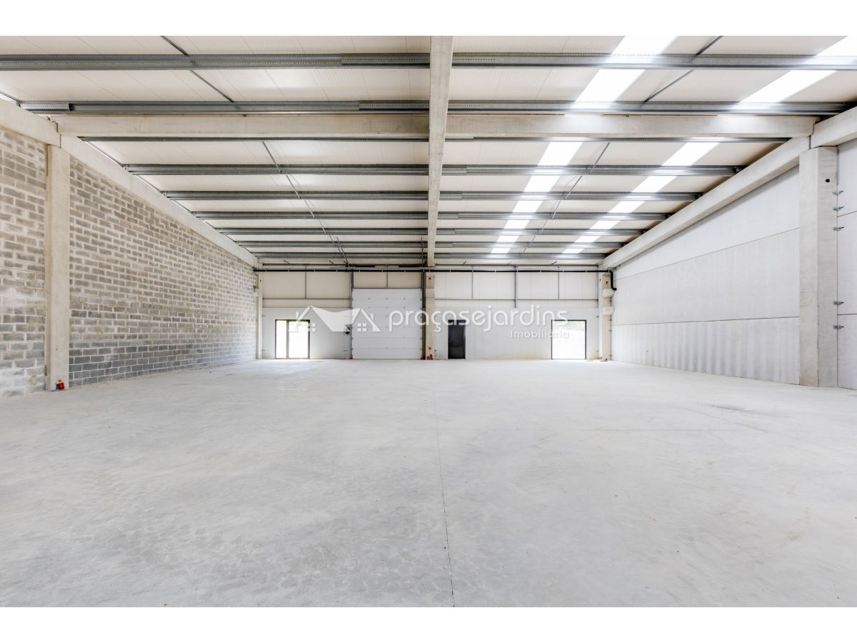 Armazém Comercial – 500 m² | Entre Marinha Grande e Leiria
