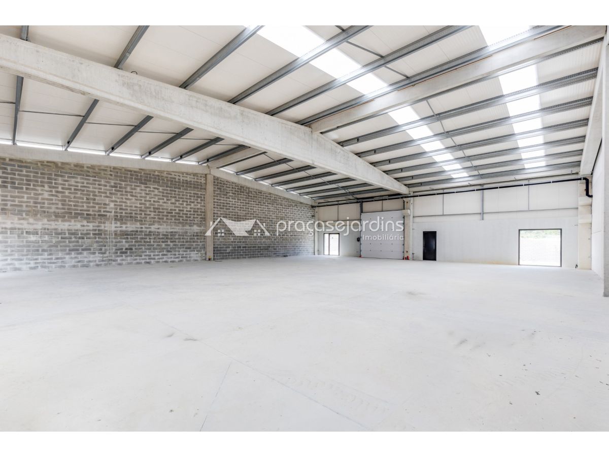 Armazém Comercial – 500 m² | Entre Marinha Grande e Leiria