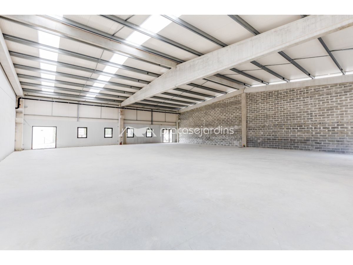 Armazém Comercial – 500 m² | Entre Marinha Grande e Leiria