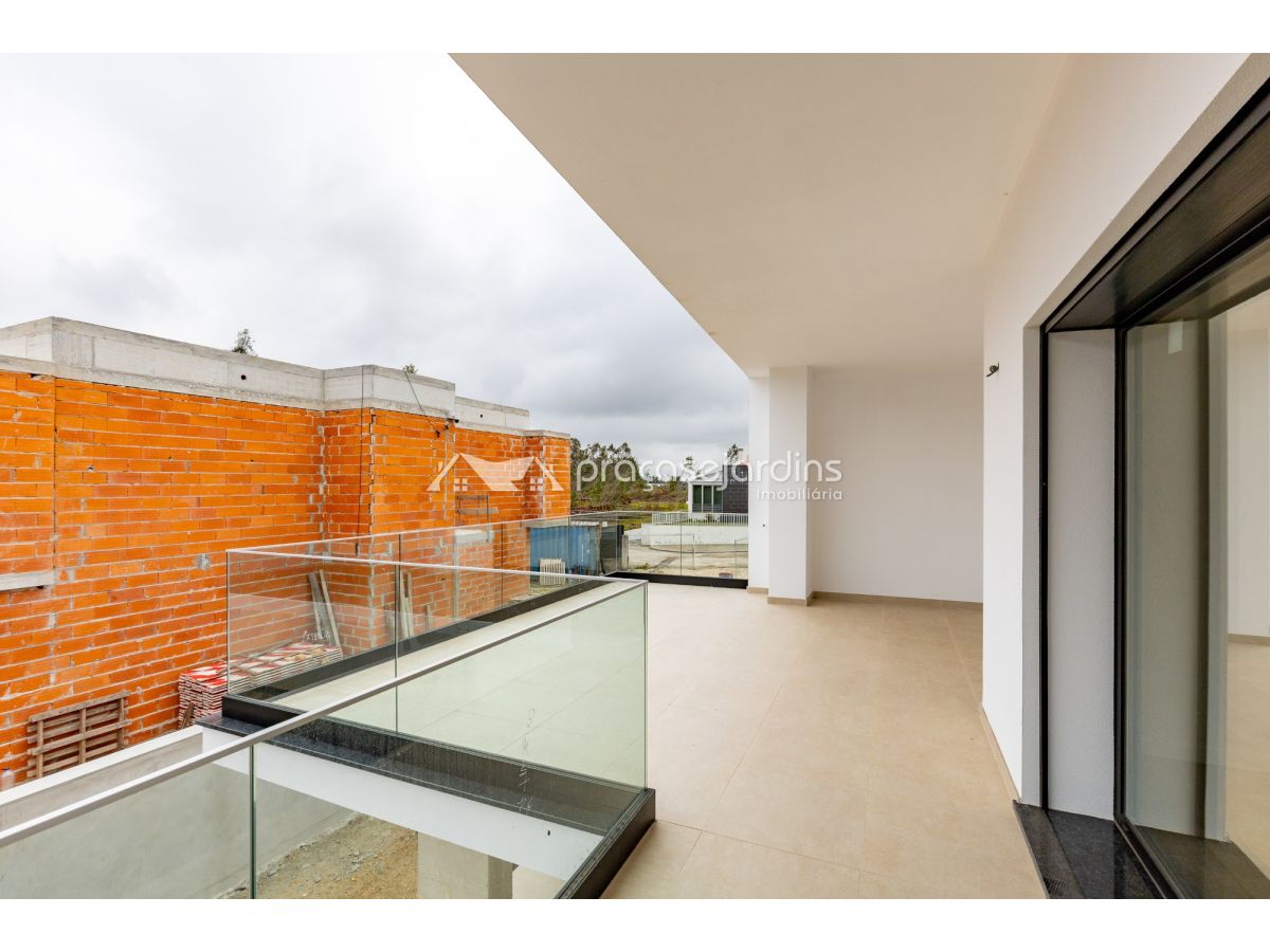 Moradia T4 com 3 Suítes, Jardim e Carregamento Elétrico na Maceira – Leiria