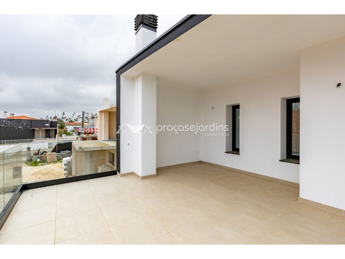 Moradia T4 com 3 Suítes, Jardim e Carregamento Elétrico na Maceira – Leiria