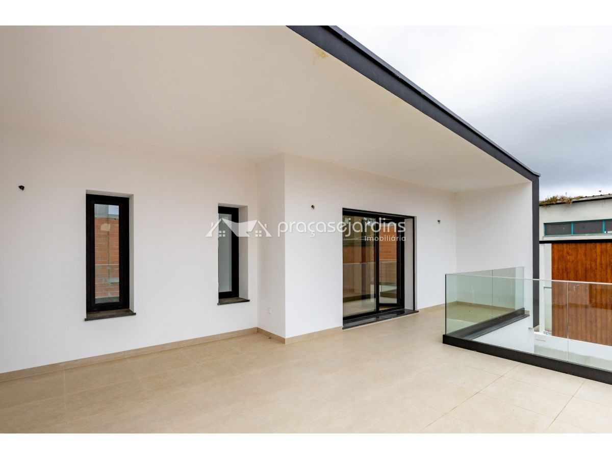 Moradia T4 com 3 Suítes, Jardim e Carregamento Elétrico na Maceira – Leiria
