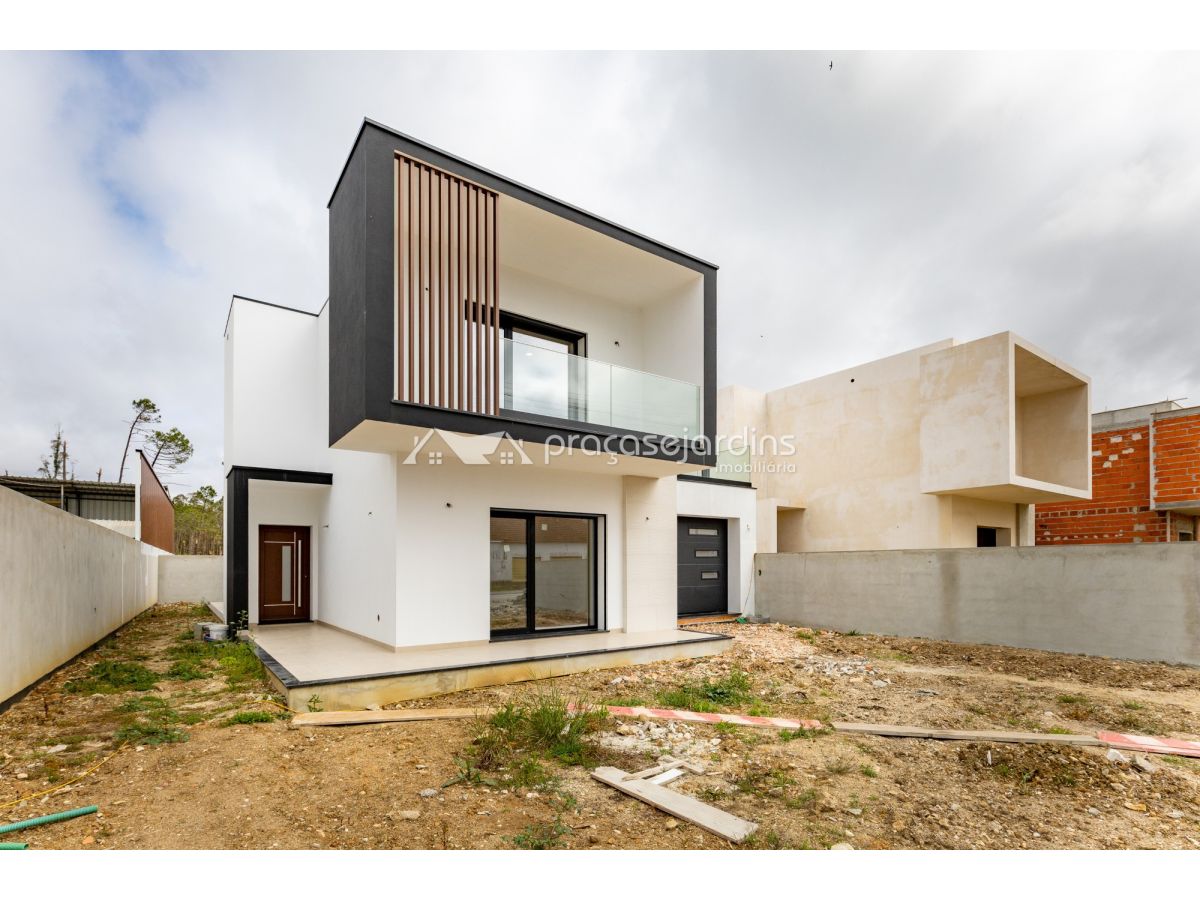 Moradia T4 com 3 Suítes, Jardim e Carregamento Elétrico na Maceira – Leiria