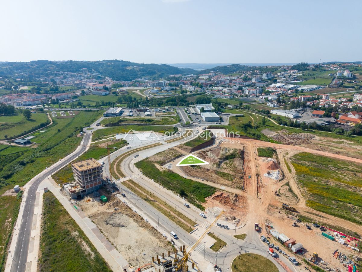 Lote de terreno para Predio com 11 Fogos em Alcobaça