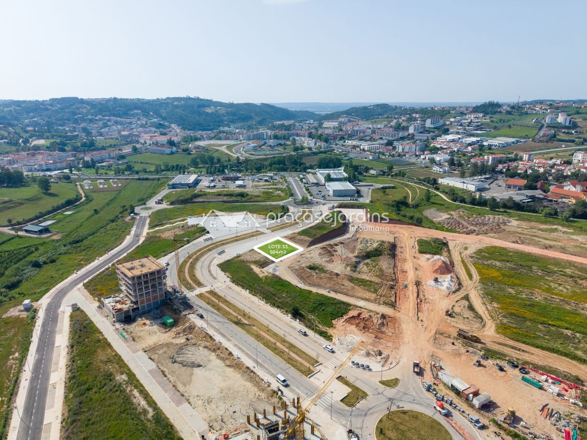 Investimento Imobiliário em Alcobaça | 9 Fogos, Comércio e 20 Lugares de Estacionamento