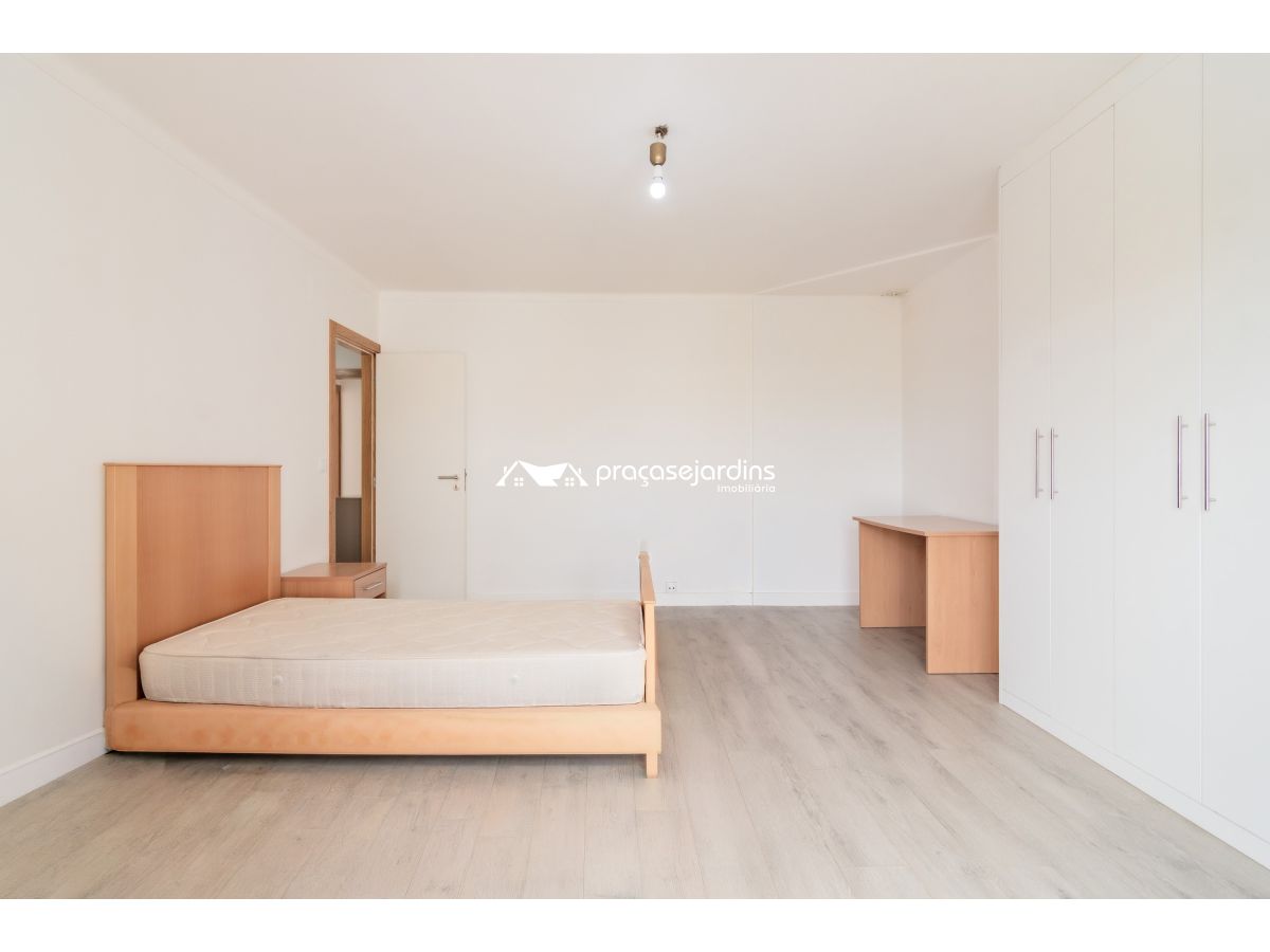 Arrendamento Quarto com Varanda