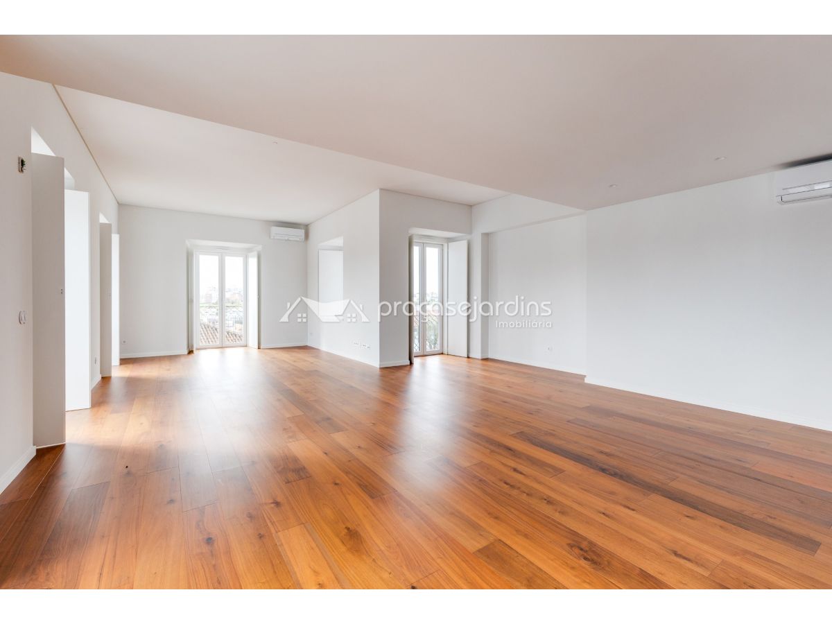 Apartamento T3 Triplex Novo - Condomínio do Castelo
