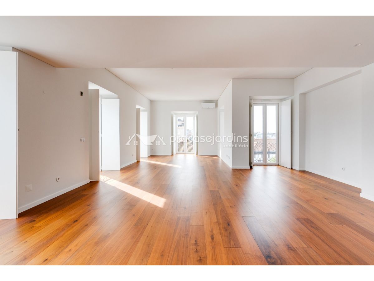 Apartamento T3 Triplex Novo - Condomínio do Castelo
