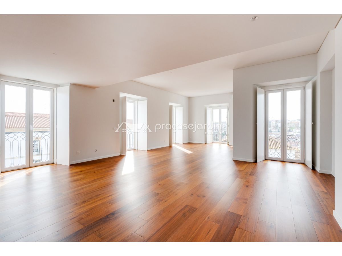Apartamento T3 Triplex Novo - Condomínio do Castelo