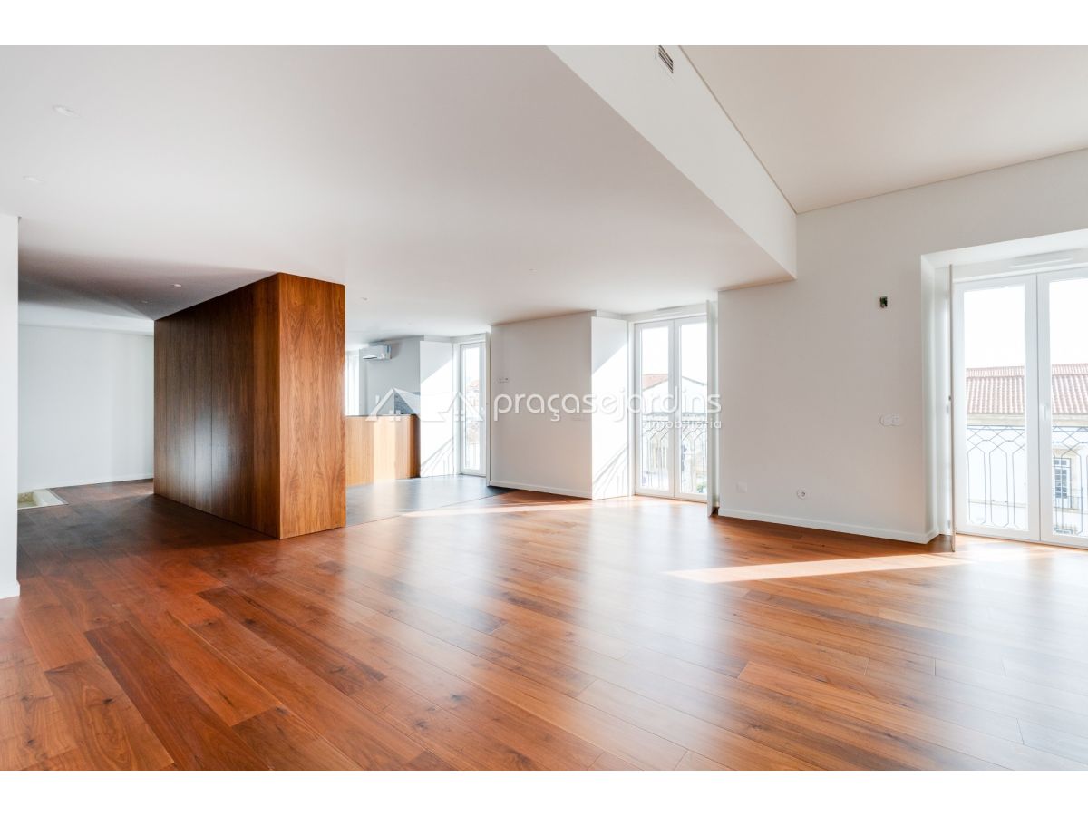 Apartamento T3 Triplex Novo - Condomínio do Castelo