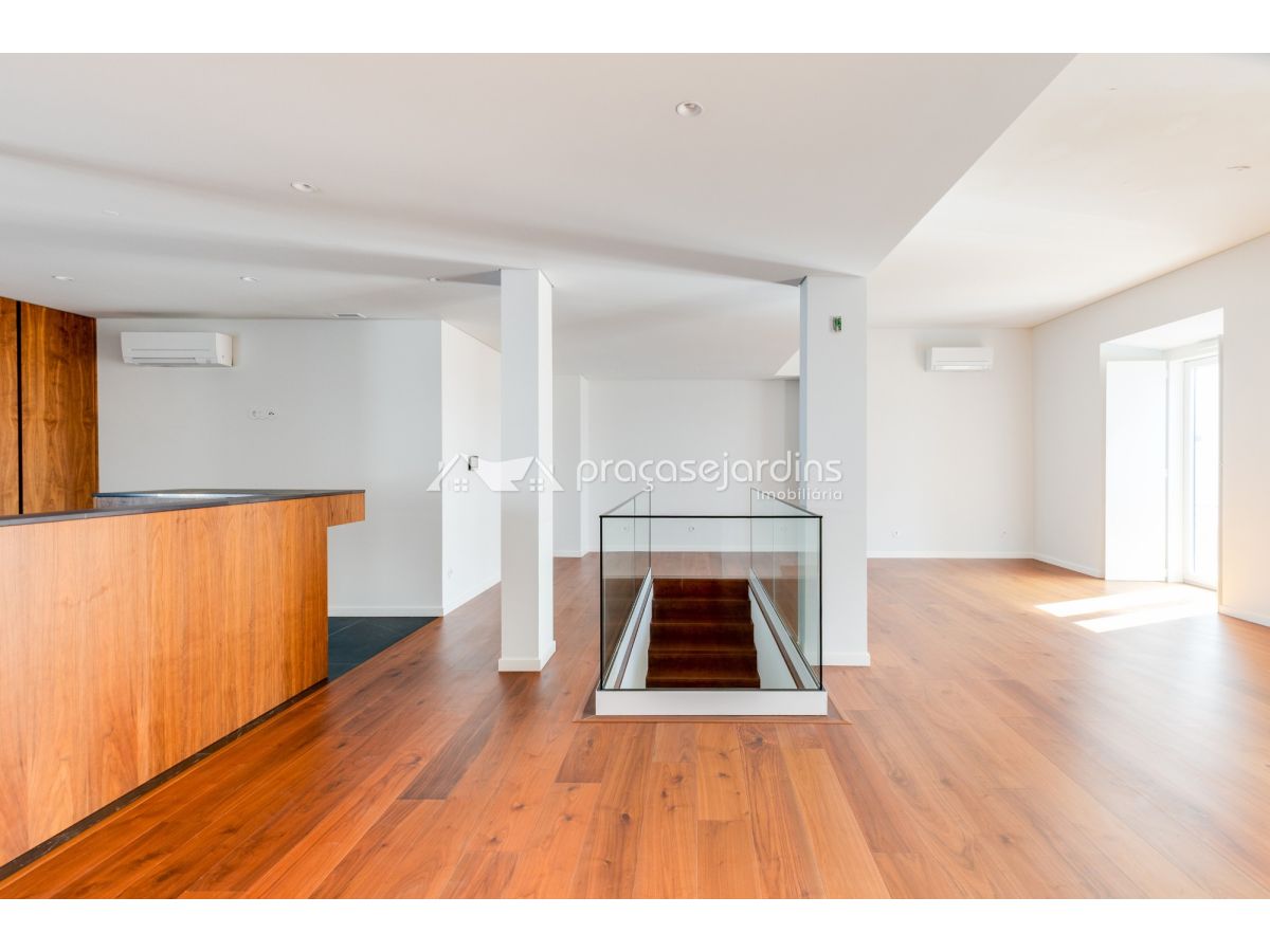 Apartamento T4+1 Triplex Novo - Condomínio do Castelo