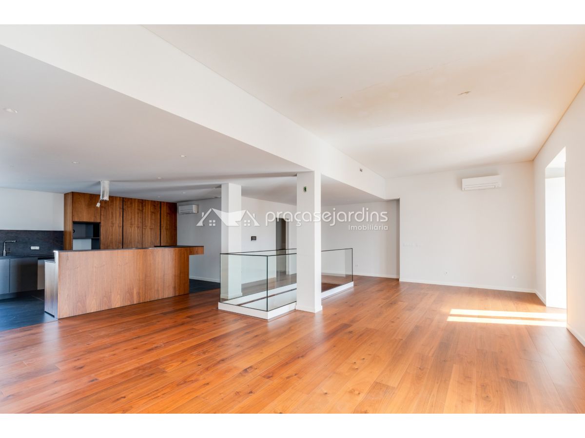 Apartamento T4+1 Triplex Novo - Condomínio do Castelo