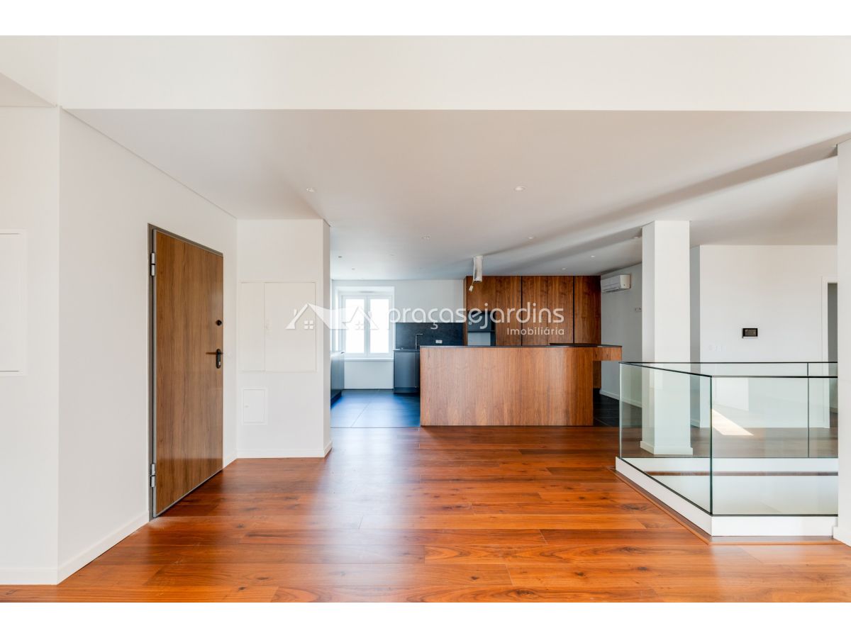 Apartamento T4+1 Triplex Novo - Condomínio do Castelo