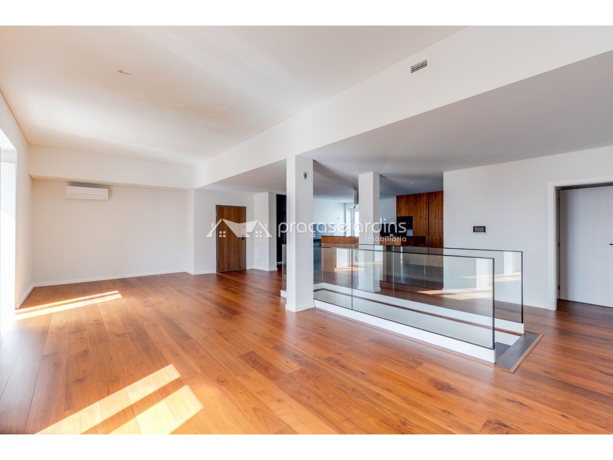 Apartamento T4+1 Triplex Novo - Condomínio do Castelo